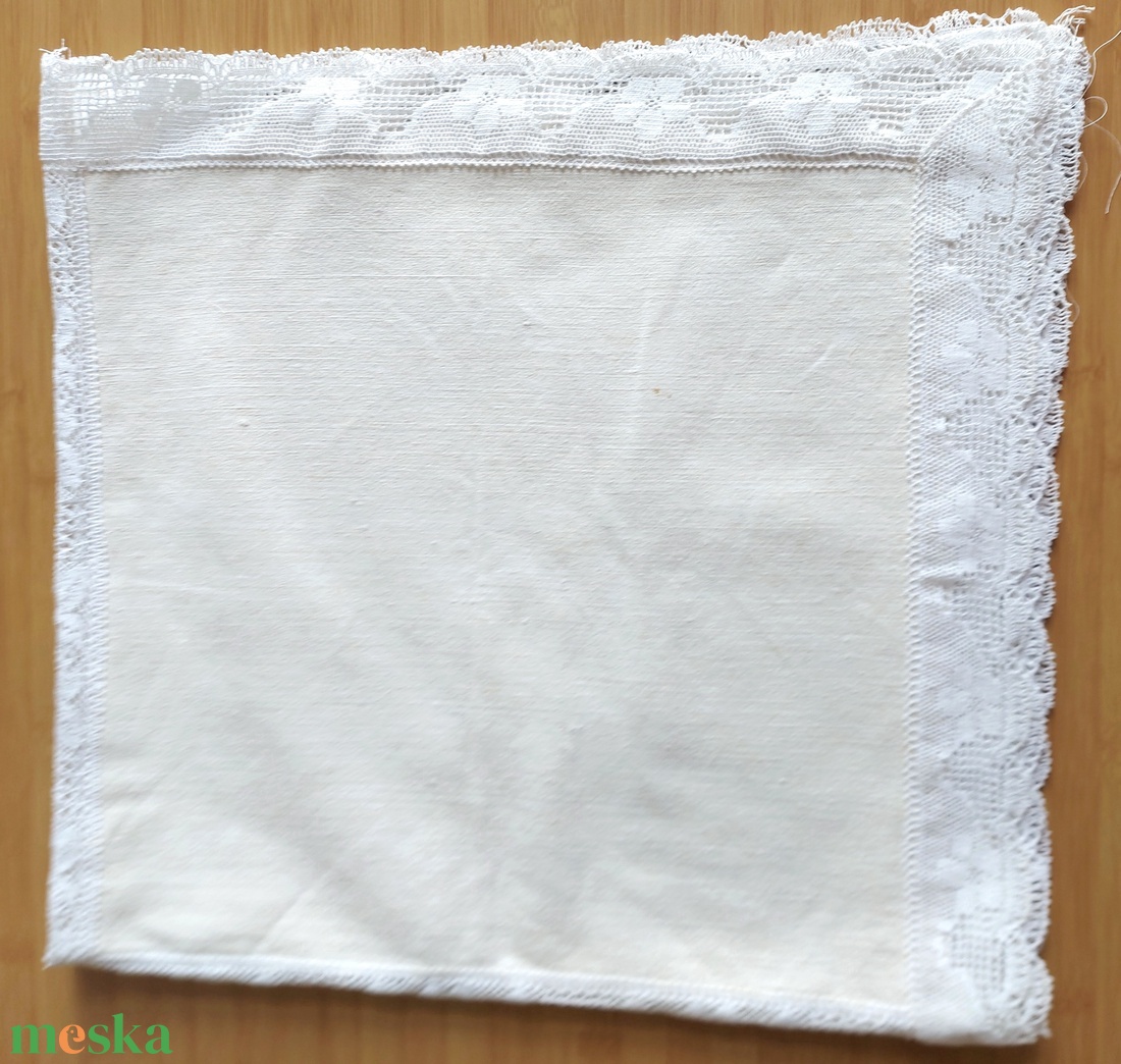 Nyersvászon terítő csipkével - otthon & életmód - dekoráció - asztal és polc dekoráció - asztaldísz - Meska.hu