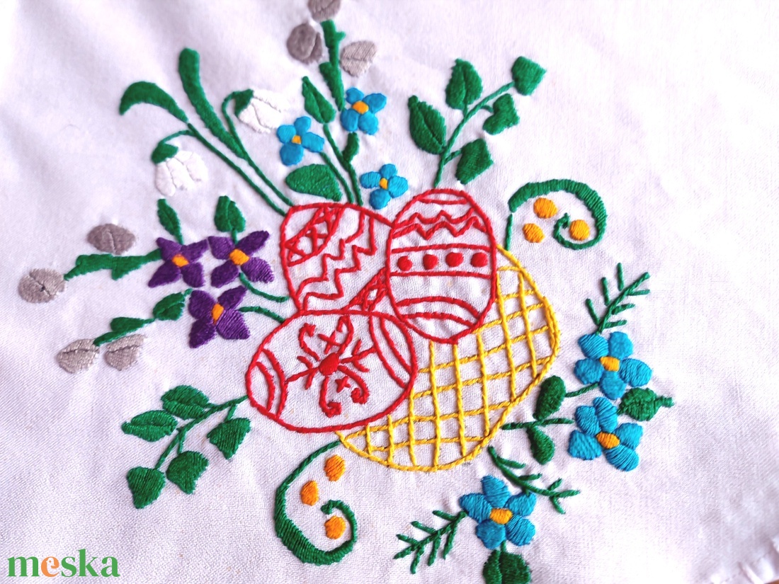 Hímzett húsvéti kisterítő - otthon & életmód - dekoráció - asztal és polc dekoráció - asztaldísz - Meska.hu