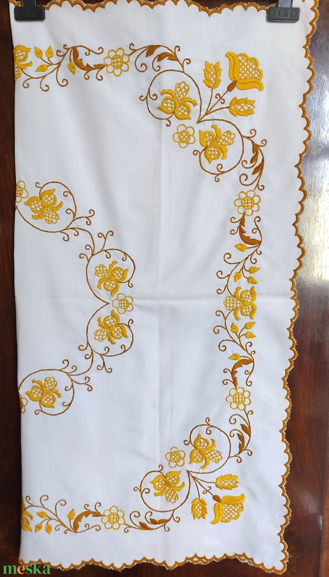 Hímzett terítő - otthon & életmód - dekoráció - asztal és polc dekoráció - asztaldísz - Meska.hu