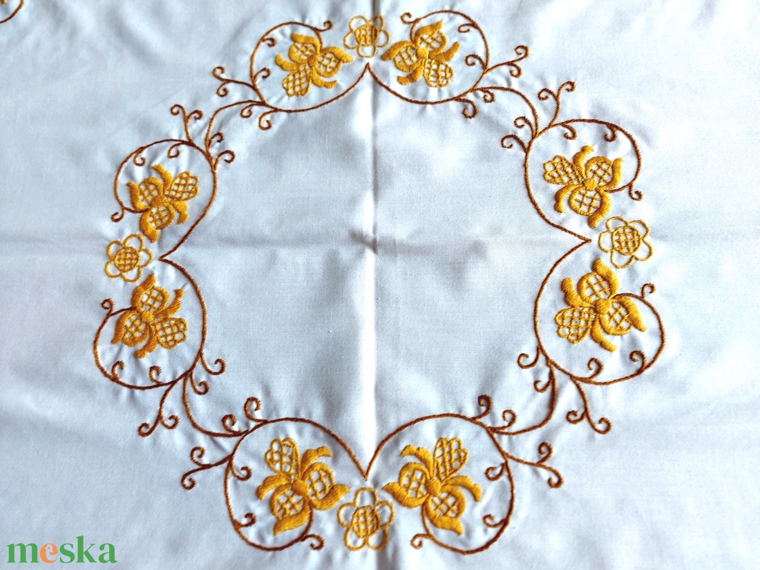 Hímzett terítő - otthon & életmód - dekoráció - asztal és polc dekoráció - asztaldísz - Meska.hu