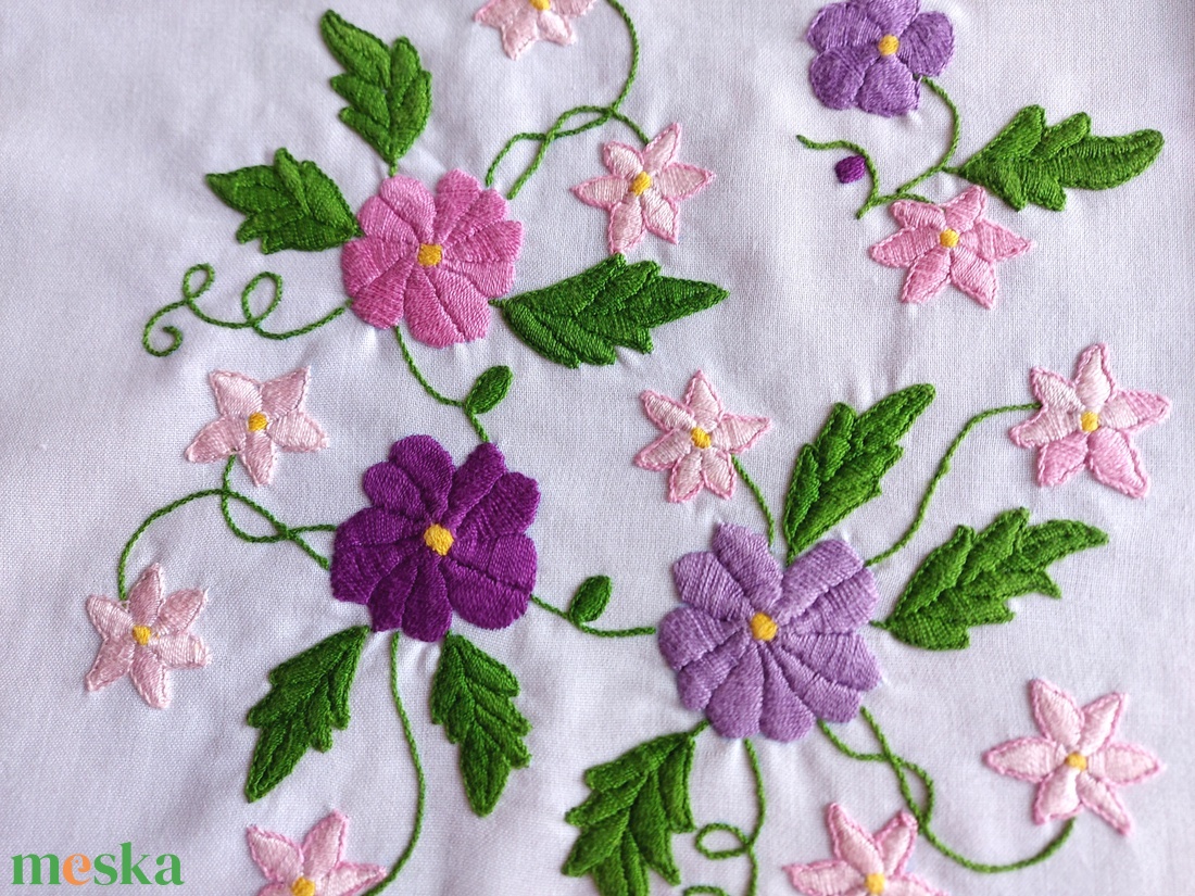 Hímzett terítő - otthon & életmód - dekoráció - asztal és polc dekoráció - asztaldísz - Meska.hu