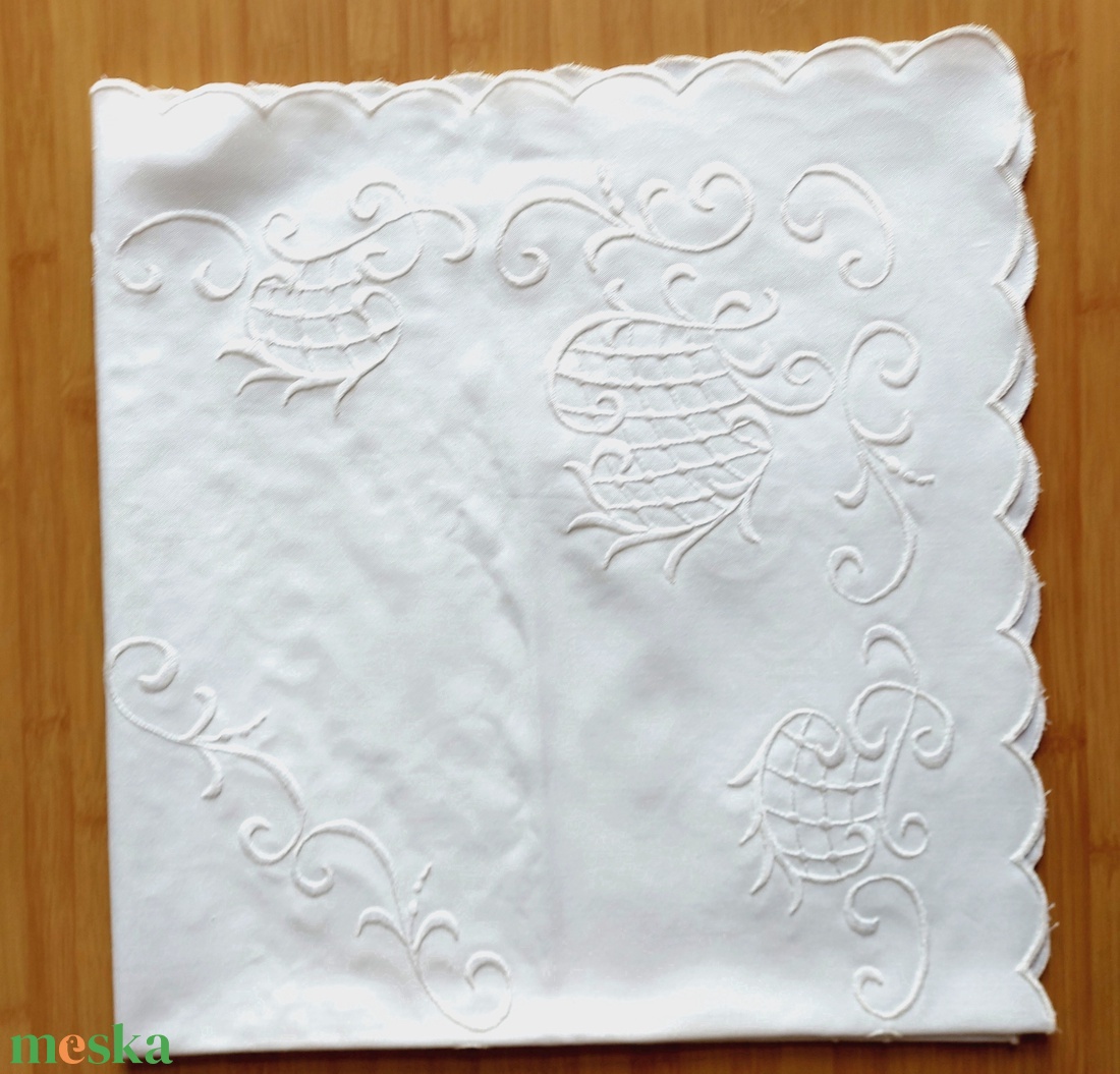 Hímzett fehér terítő - otthon & életmód - dekoráció - asztal és polc dekoráció - asztaldísz - Meska.hu