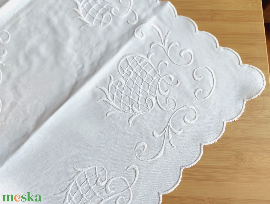 Hímzett fehér terítő - otthon & életmód - dekoráció - asztal és polc dekoráció - asztaldísz - Meska.hu