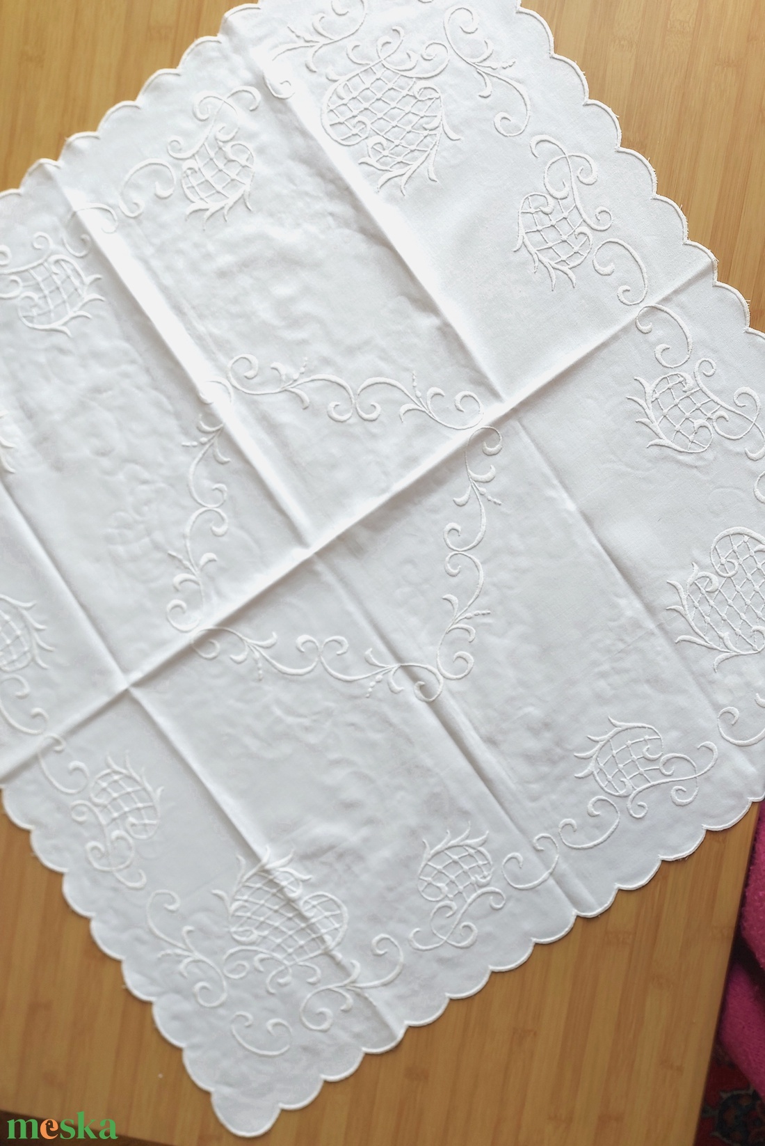 Hímzett fehér terítő - otthon & életmód - dekoráció - asztal és polc dekoráció - asztaldísz - Meska.hu