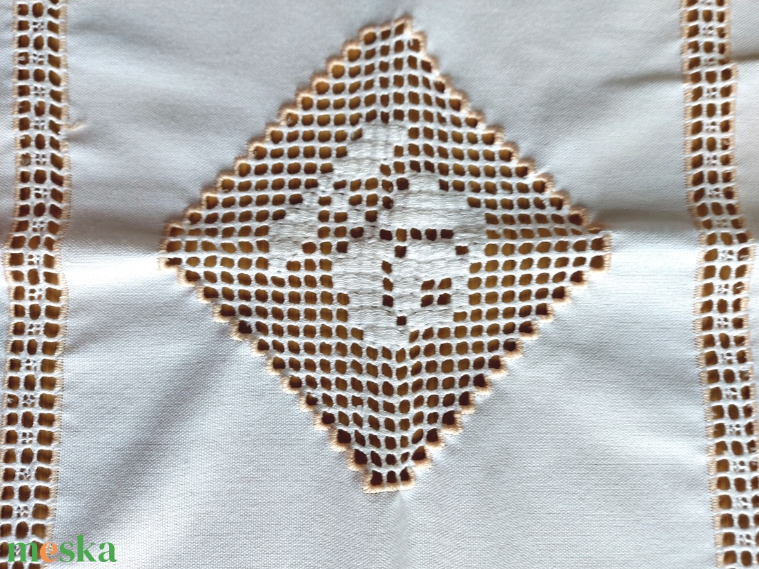 Hímzett fehér terítő rózsával - otthon & életmód - dekoráció - asztal és polc dekoráció - asztaldísz - Meska.hu