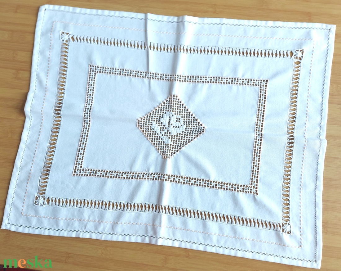 Hímzett fehér terítő rózsával - otthon & életmód - dekoráció - asztal és polc dekoráció - asztaldísz - Meska.hu