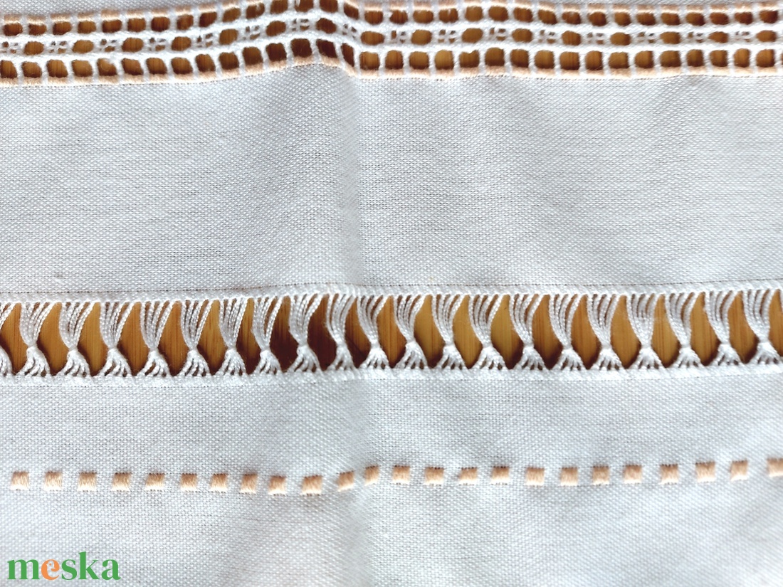 Hímzett fehér terítő rózsával - otthon & életmód - dekoráció - asztal és polc dekoráció - asztaldísz - Meska.hu