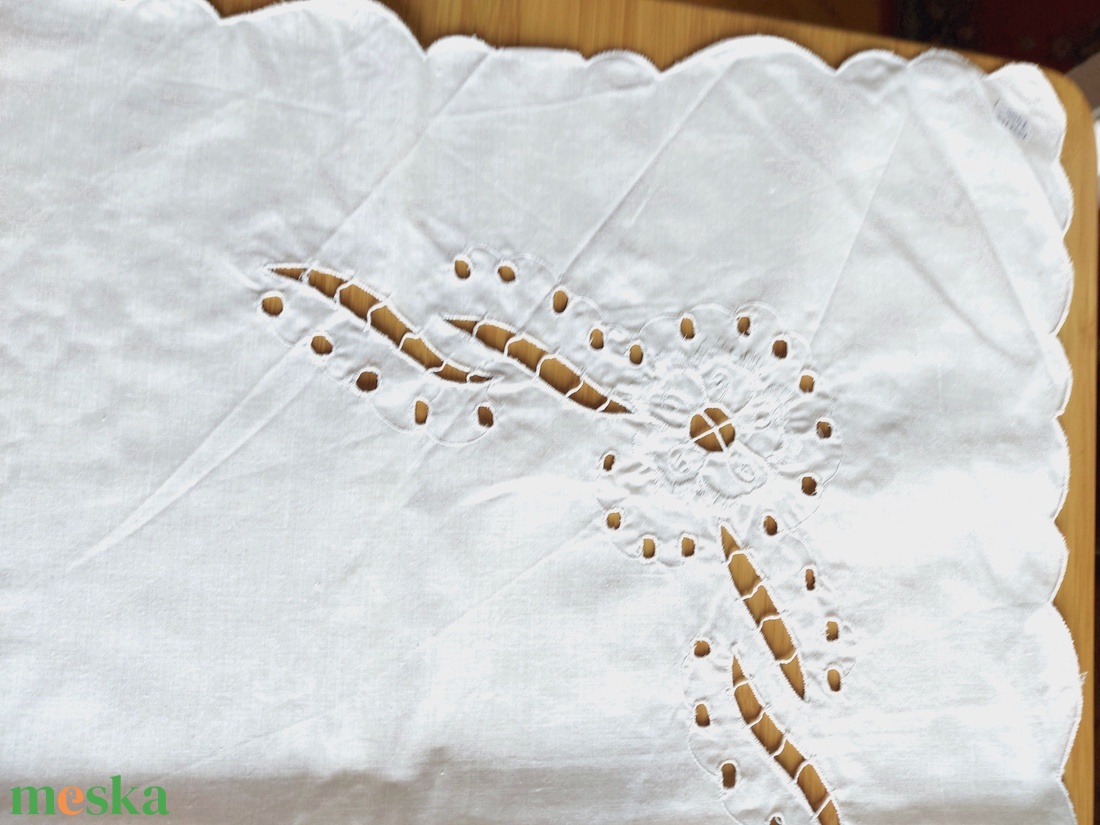 Hímzett fehér terítő - otthon & életmód - dekoráció - asztal és polc dekoráció - asztaldísz - Meska.hu