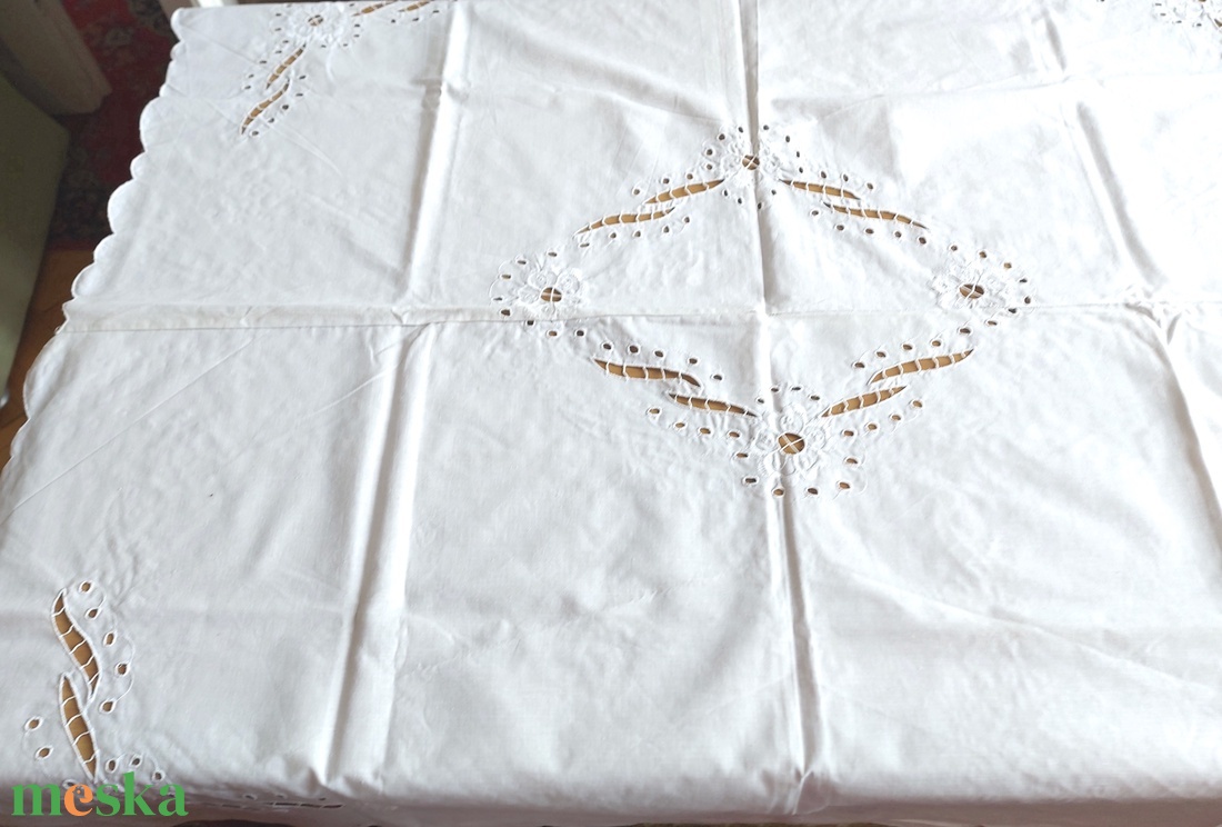 Hímzett fehér terítő - otthon & életmód - dekoráció - asztal és polc dekoráció - asztaldísz - Meska.hu