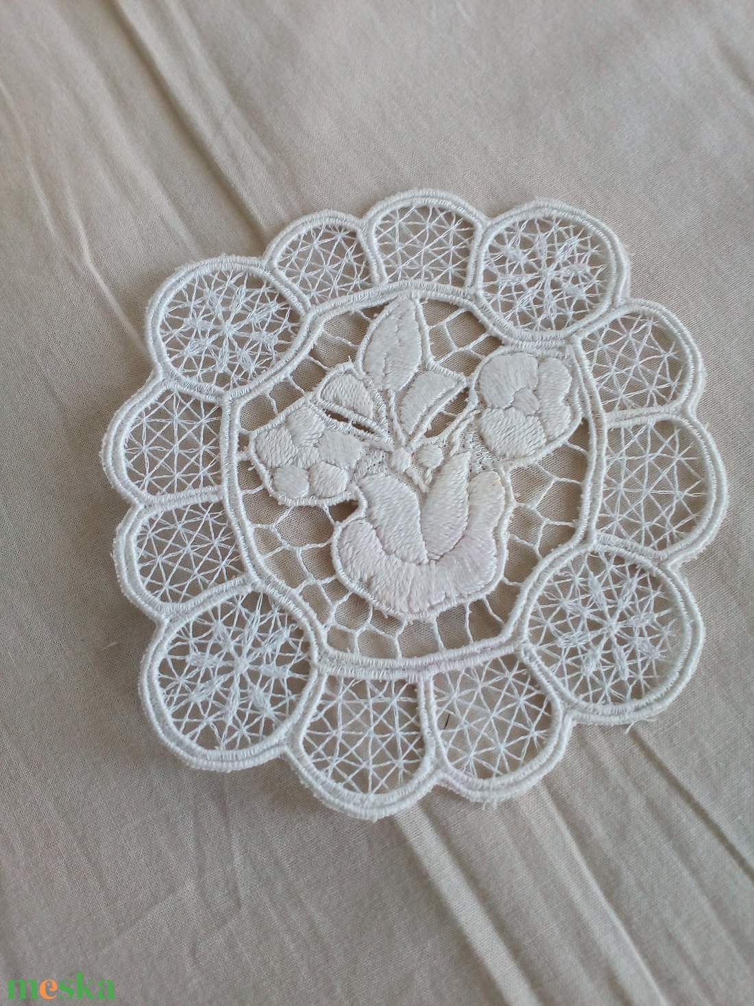 Riselt hímzéssel készült terítő - otthon & életmód - lakástextil - abrosz, terítő - díszterítő polcra, komódra - Meska.hu