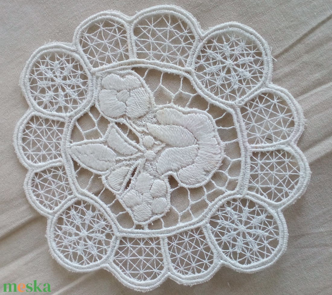 Riselt hímzéssel készült terítő - otthon & életmód - lakástextil - abrosz, terítő - díszterítő polcra, komódra - Meska.hu