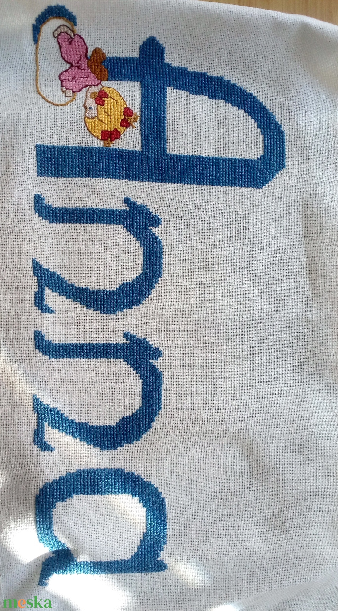 Keresztszemes hímzéssel készült névtábla, falikép  - baba - mama - babaszoba dekoráció - babaszoba kép - Meska.hu