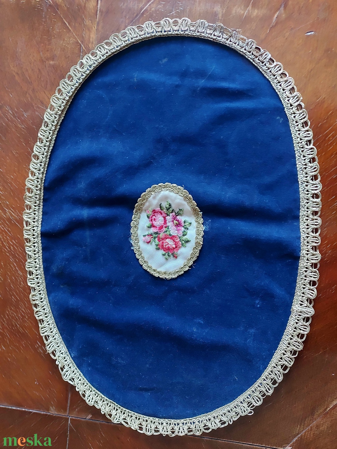 Tűgobelin hímzéssel készült kis terítő - otthon & életmód - lakástextil - abrosz, terítő - asztalfutó - Meska.hu