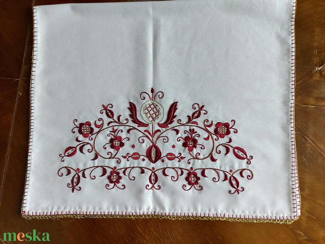   Asztali futó úrihímzéssel - otthon & életmód - lakástextil - abrosz, terítő - asztalfutó - Meska.hu