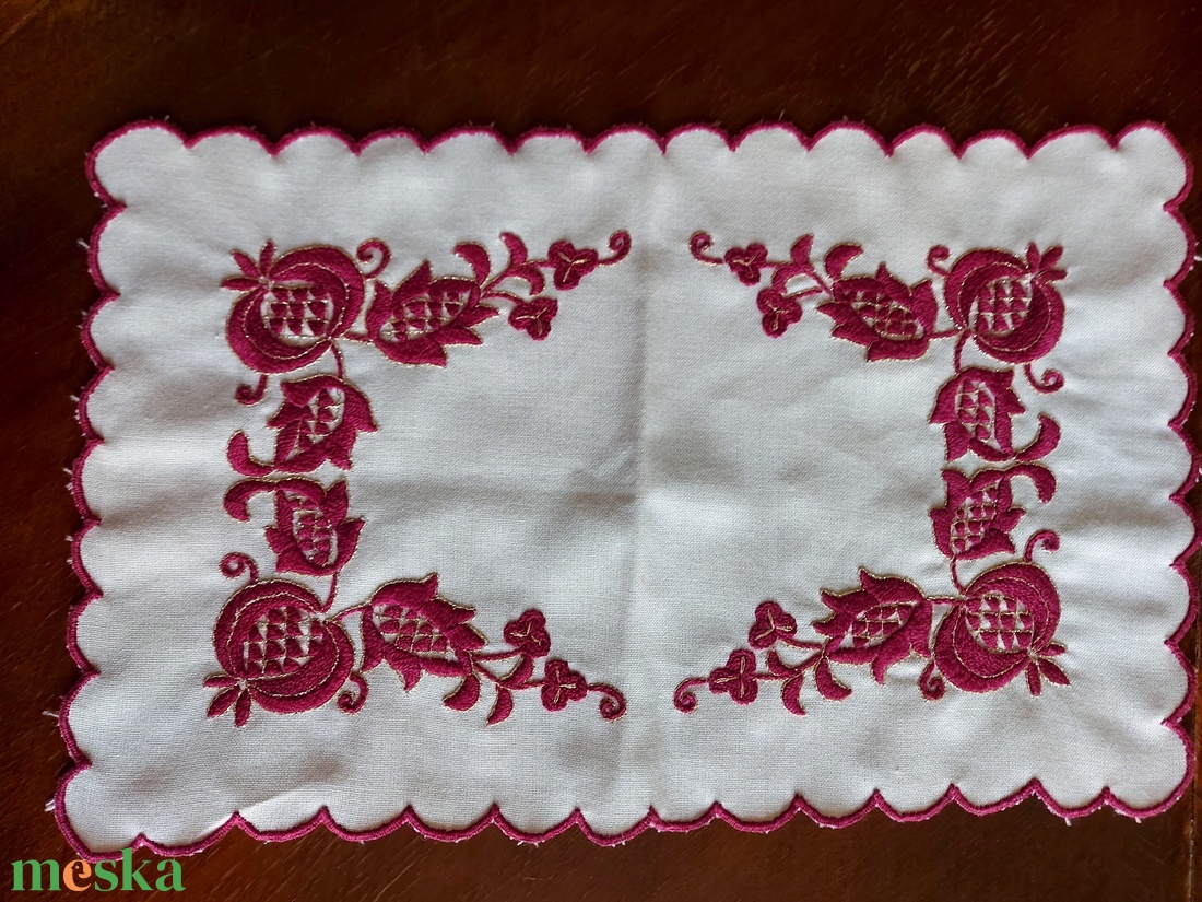   Asztali szett úrihímzéssel - otthon & életmód - lakástextil - abrosz, terítő - asztalfutó - Meska.hu