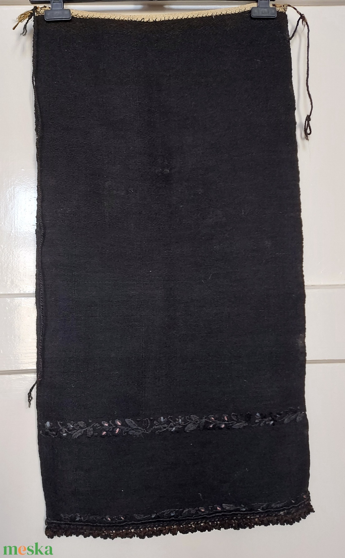 Antik fekete kötény hímzéssel, horgolással - otthon & életmód - konyhafelszerelés, tálalás - konyhai textil - kötény - Meska.hu