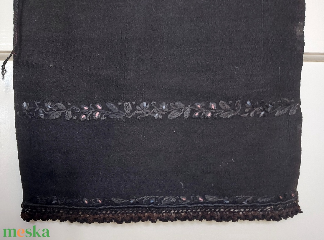 Antik fekete kötény hímzéssel, horgolással - otthon & életmód - konyhafelszerelés, tálalás - konyhai textil - kötény - Meska.hu