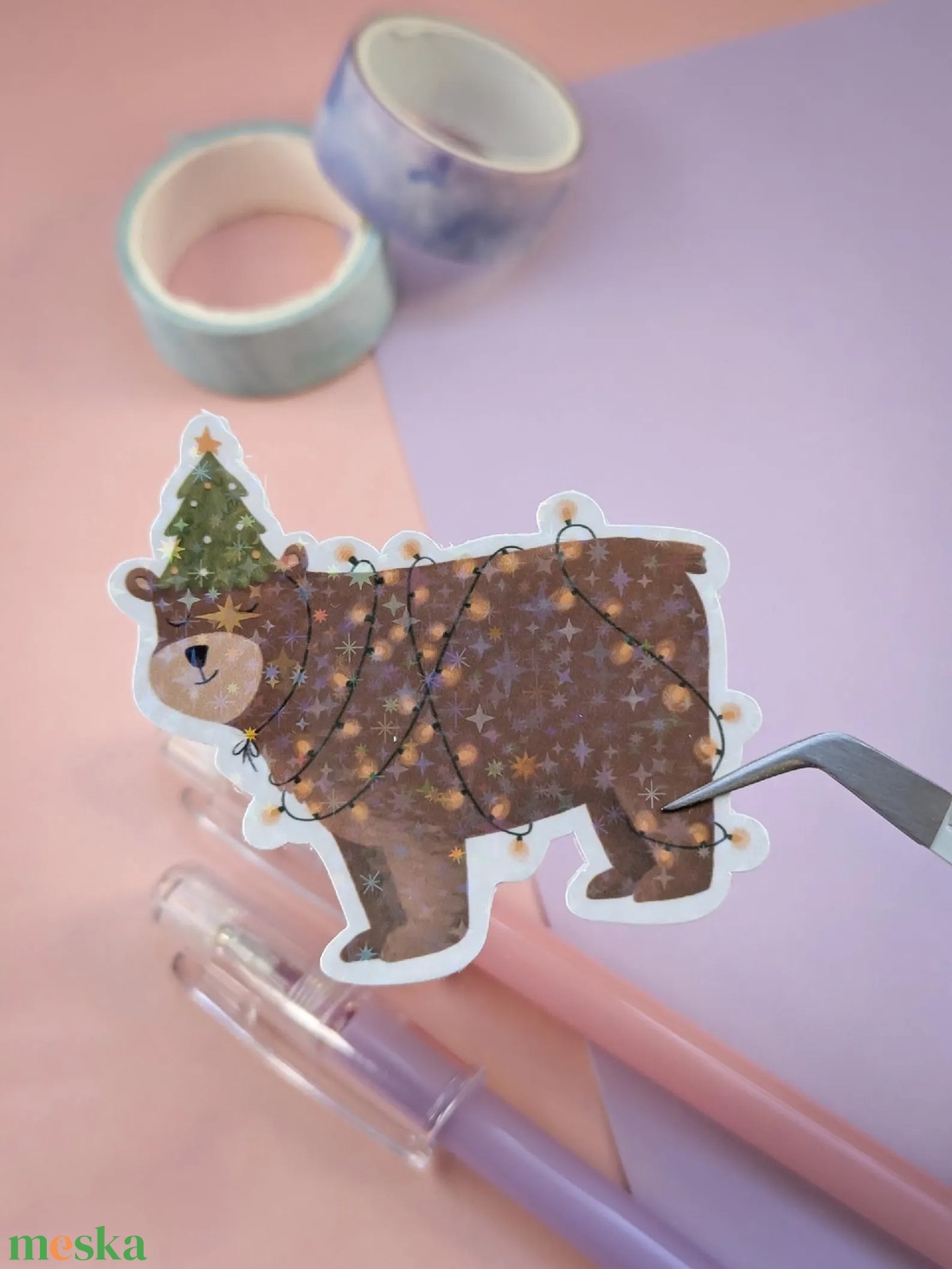 Karácsonyi medvés matrica - Ünnepi, fényfüzérbe gabalyodott maci - otthon & életmód - papír, írószer - matrica, matrica csomag - Meska.hu