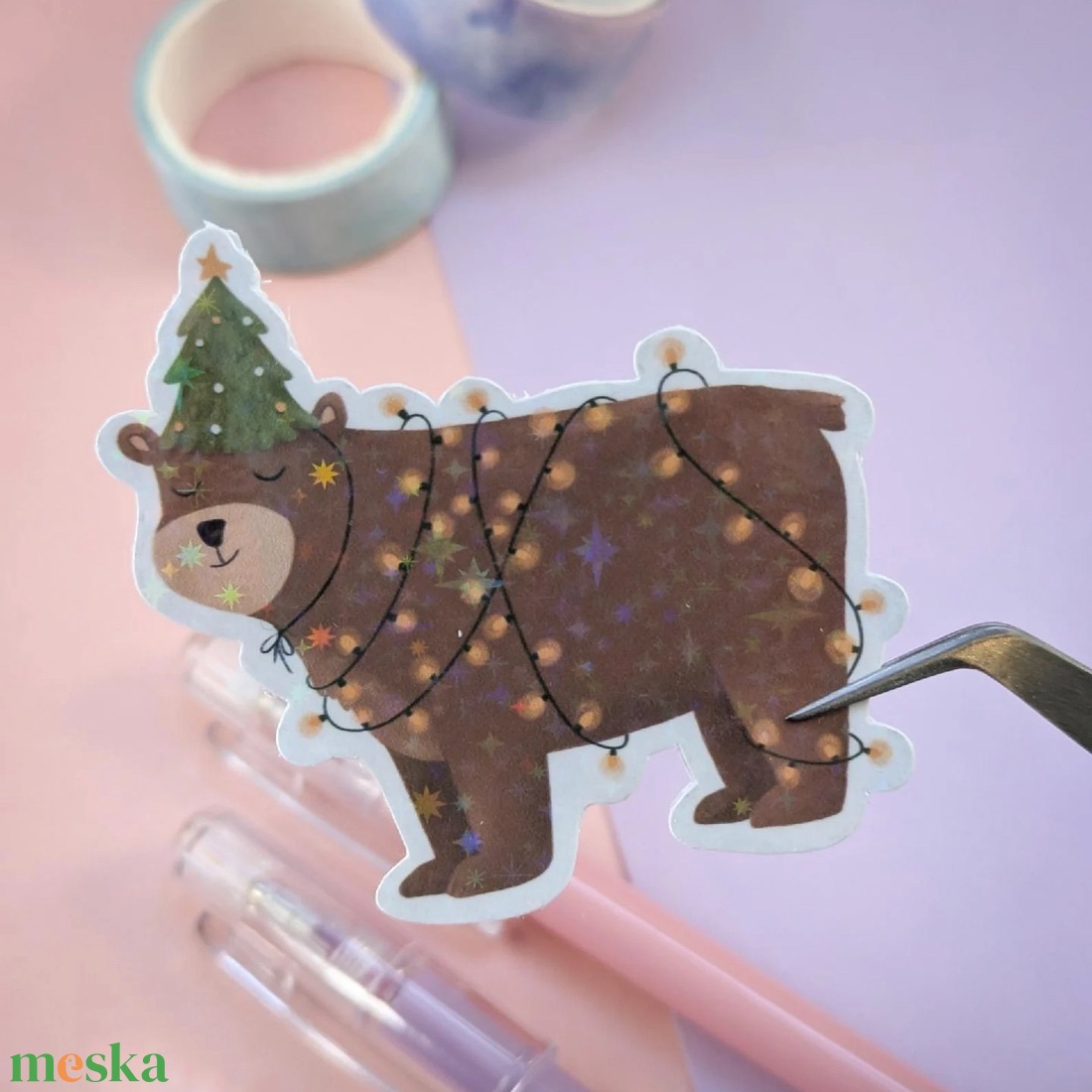 Karácsonyi medvés matrica - Ünnepi, fényfüzérbe gabalyodott maci - otthon & életmód - papír, írószer - matrica, matrica csomag - Meska.hu