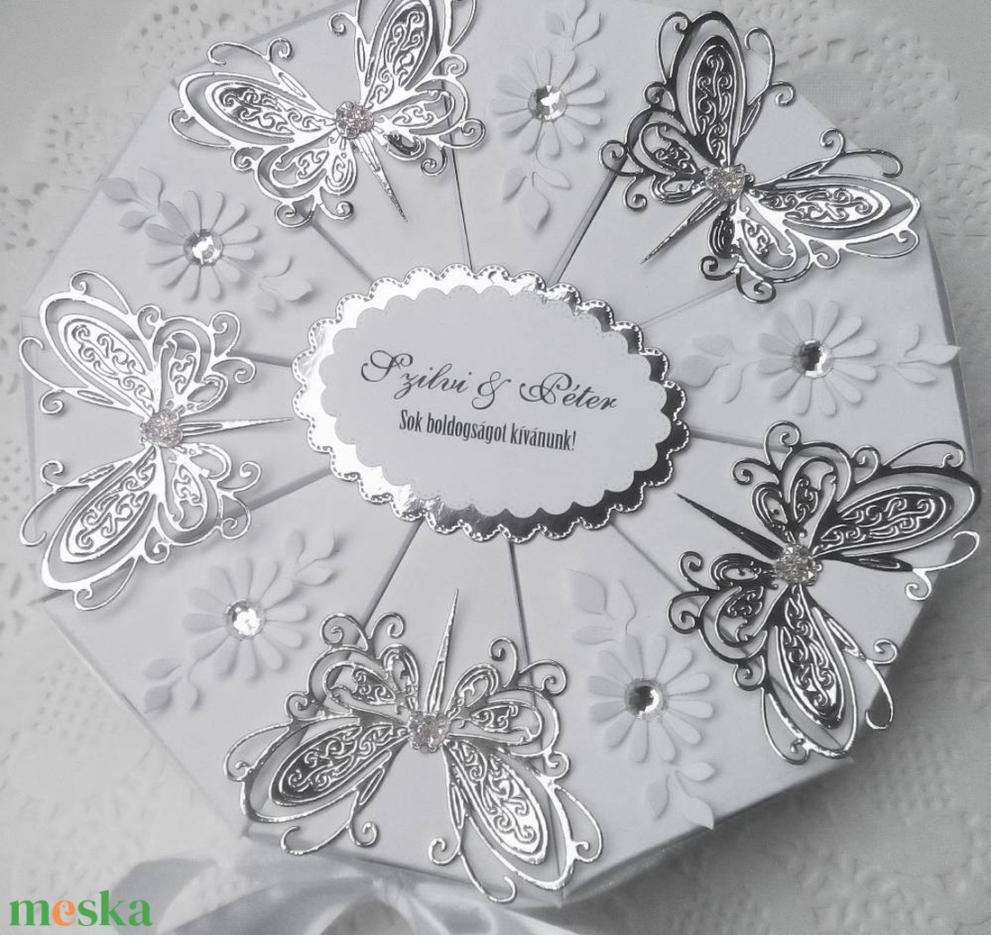 Silver butterfly papírtorta díszdoboz 10 szeletes - otthon & életmód - papír, írószer - ajándékozás kellékei - papírtorta - Meska.hu Silver butterfly papírtorta díszdoboz 10 szeletes - otthon & életmód - papír, írószer - ajándékozás kellékei - papírtorta - Meska.hu