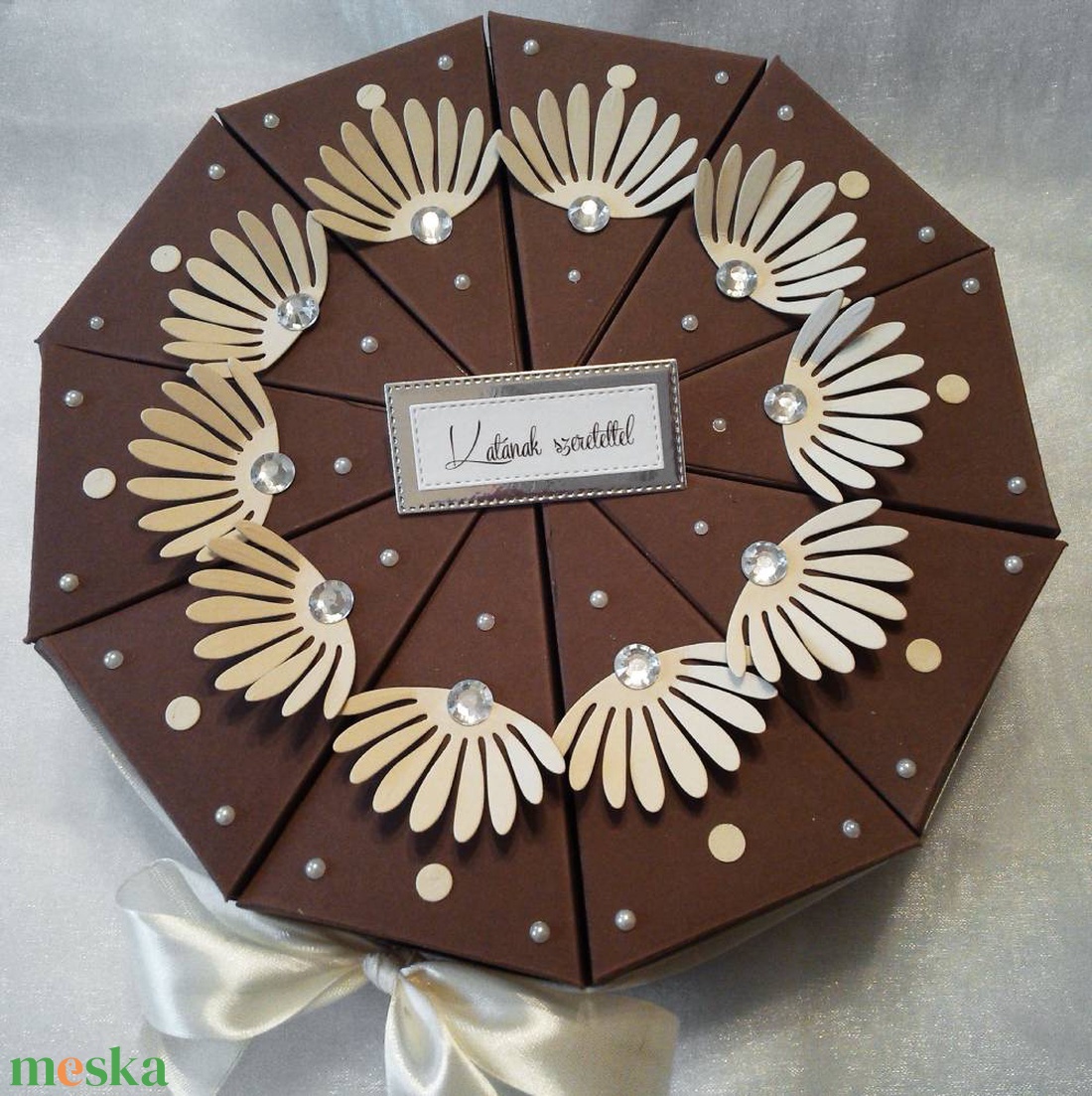 Brownflower papírtorta díszdoboz 10 szeletes - otthon & életmód - papír, írószer - ajándékozás kellékei - papírtorta - Meska.hu Brownflower papírtorta díszdoboz 10 szeletes - otthon & életmód - papír, írószer - ajándékozás kellékei - papírtorta - Meska.hu