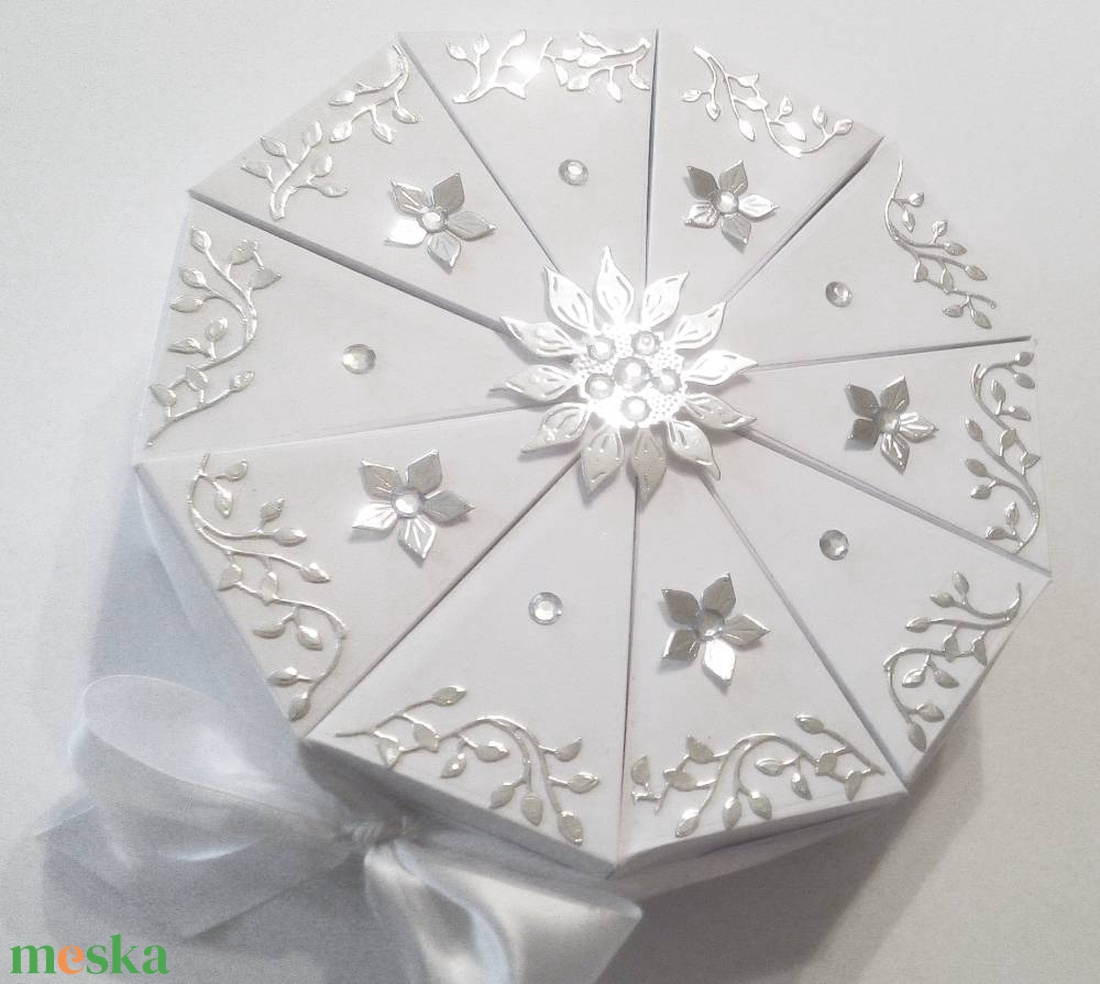 White flower papírtorta díszdoboz 10 szeletes - otthon & életmód - papír, írószer - ajándékozás kellékei - papírtorta - Meska.hu White flower papírtorta díszdoboz 10 szeletes - otthon & életmód - papír, írószer - ajándékozás kellékei - papírtorta - Meska.hu
