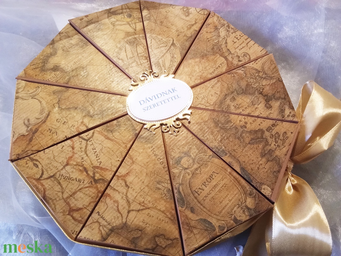 Papírtorta antik térkép mintával - otthon & életmód - papír, írószer - ajándékozás kellékei - papírtorta - Meska.hu Papírtorta antik térkép mintával - otthon & életmód - papír, írószer - ajándékozás kellékei - papírtorta - Meska.hu
