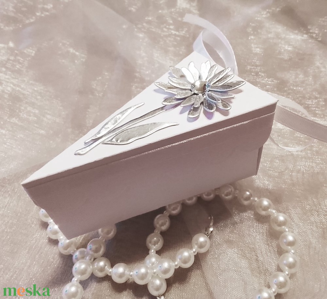 Esküvői meghívó - tortaszelet ezüst százszorszéppel - esküvő - meghívó & kártya - meghívó - Meska.hu