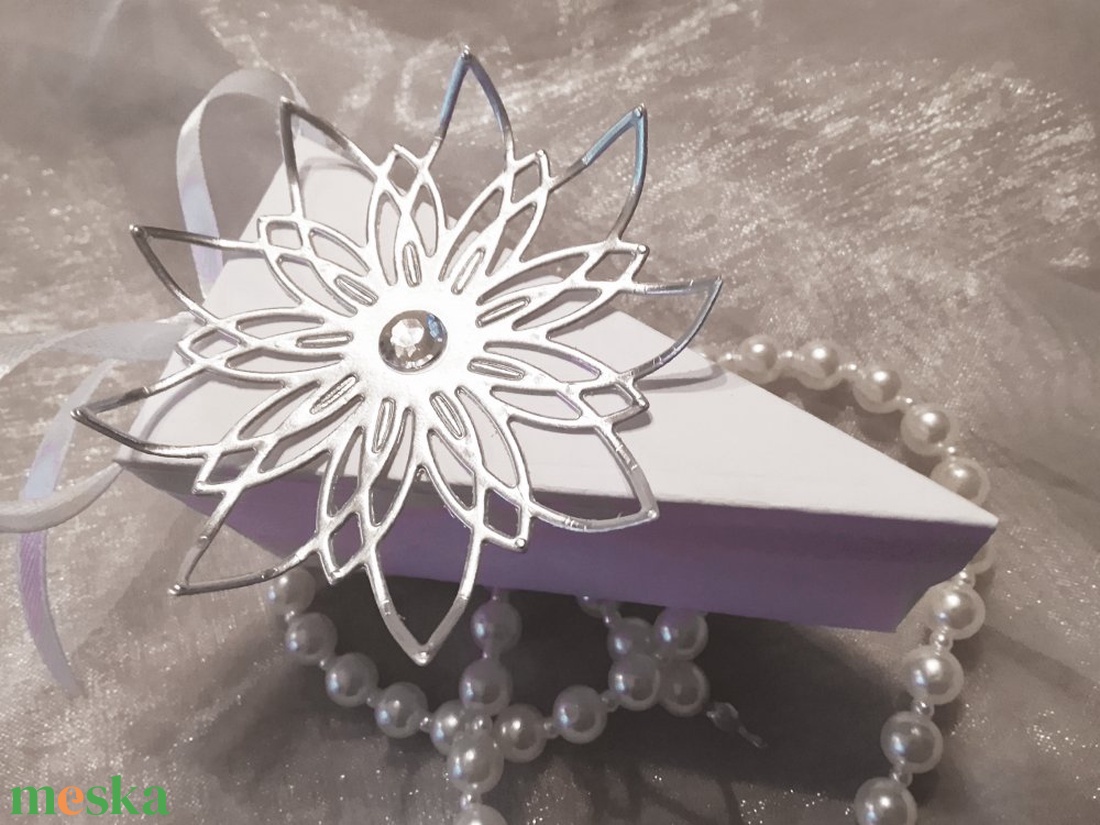 Esküvői meghívó - tortaszelet elegáns ezüst virággal - esküvő - meghívó & kártya - meghívó - Meska.hu