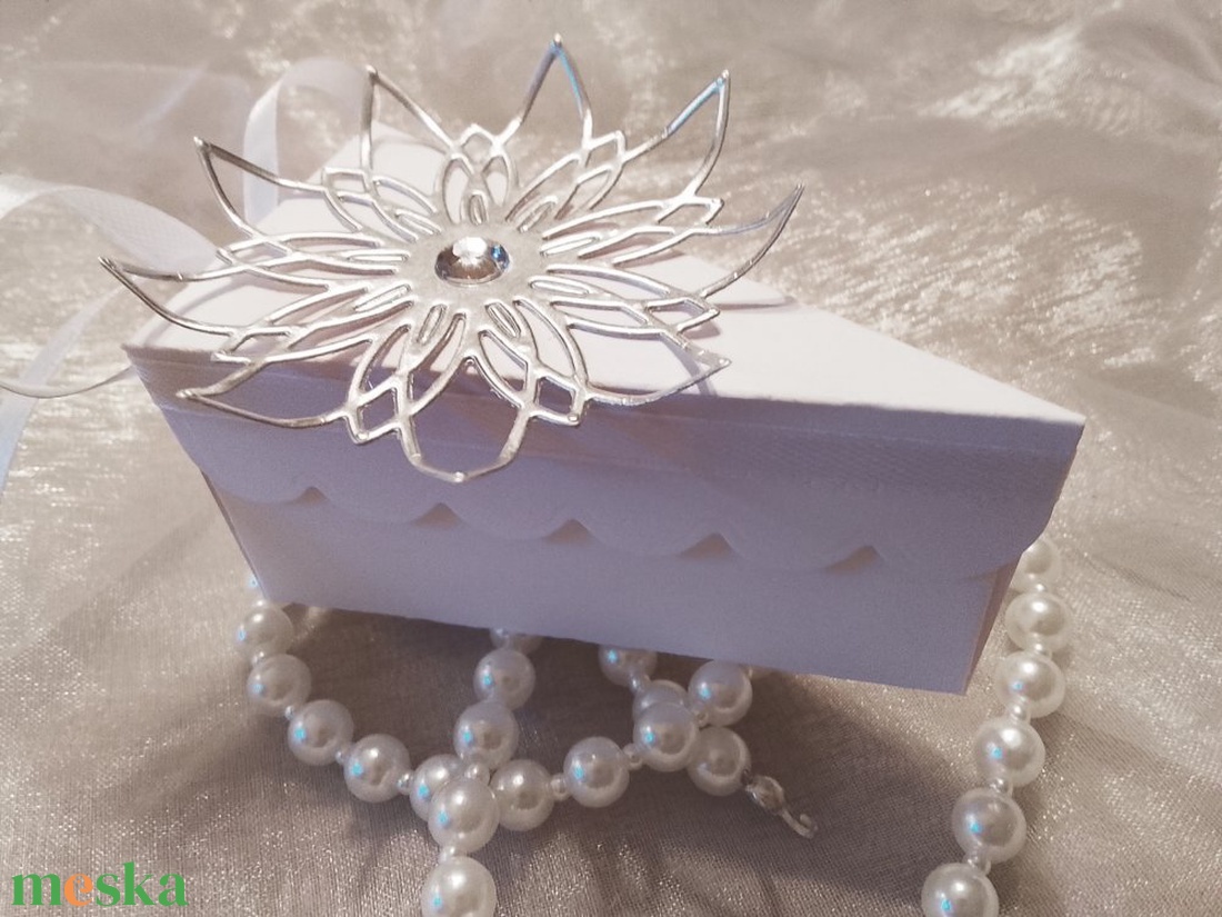 Esküvői meghívó - tortaszelet elegáns ezüst virággal - esküvő - meghívó & kártya - meghívó - Meska.hu