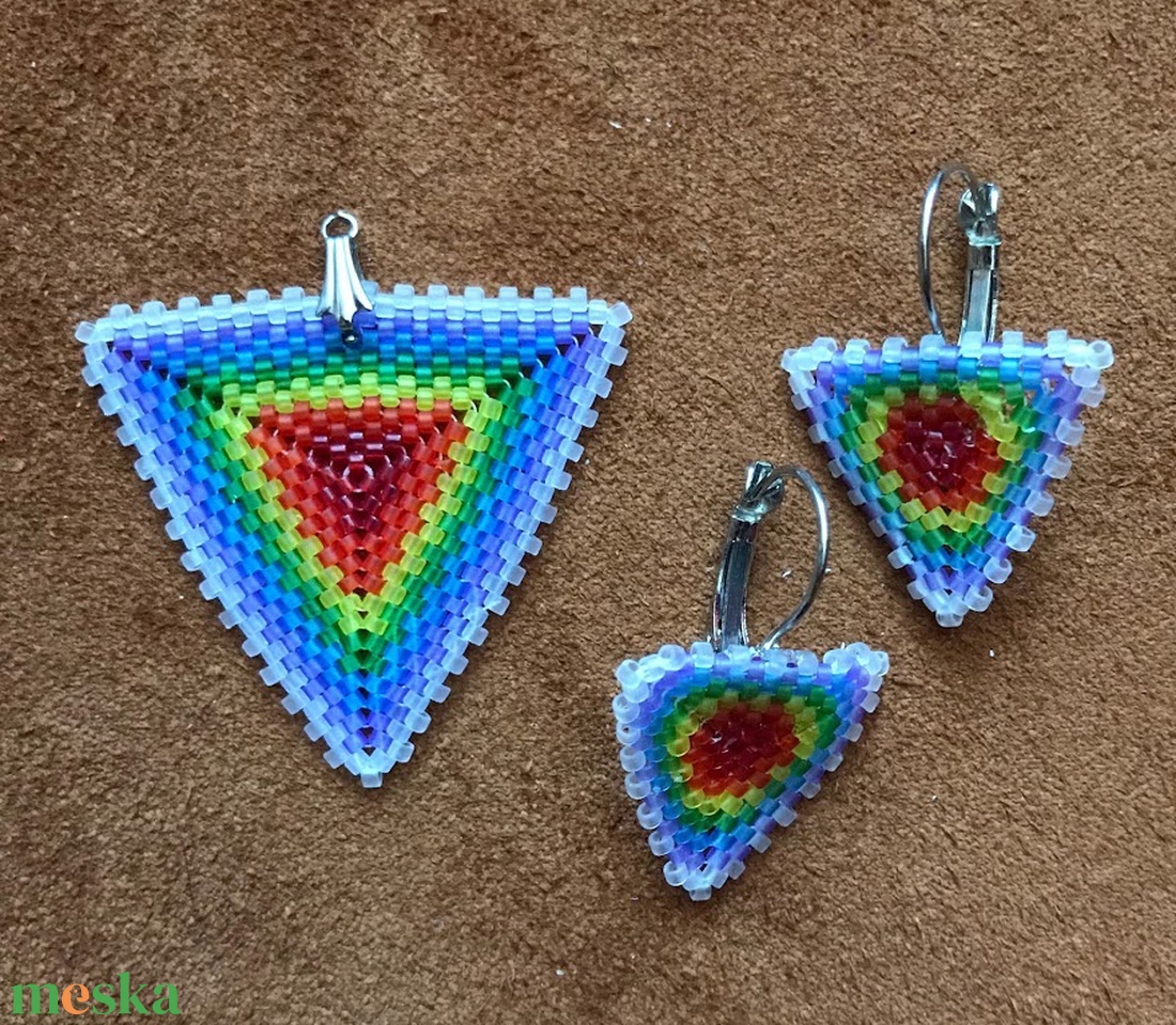 Csakra színű háromszög medál és fülbevaló - ékszer - ékszerszett - Meska.hu