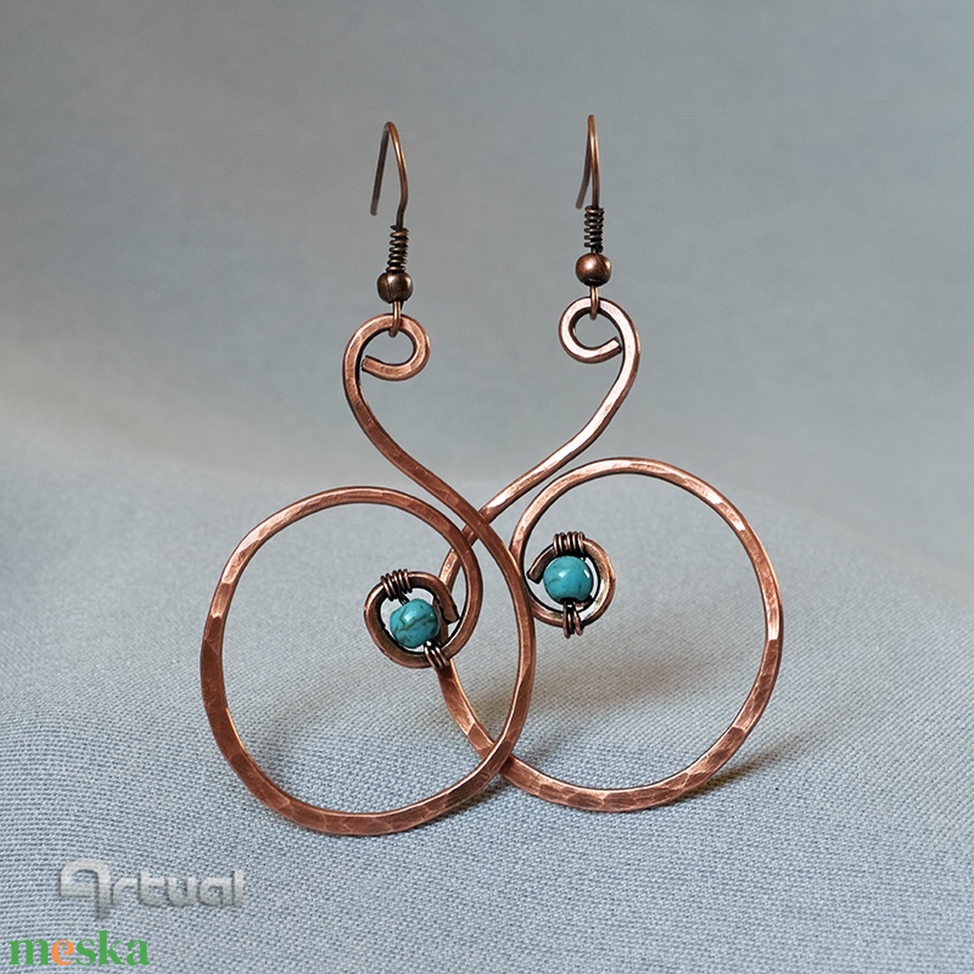Kézműves kalapált vörösréz karika fülbevaló türkizgyönggyel  - ékszer - fülbevaló - karika fülbevaló - Meska.hu