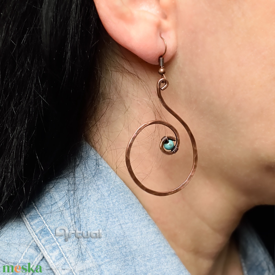 Kézműves kalapált vörösréz karika fülbevaló türkizgyönggyel  - ékszer - fülbevaló - karika fülbevaló - Meska.hu