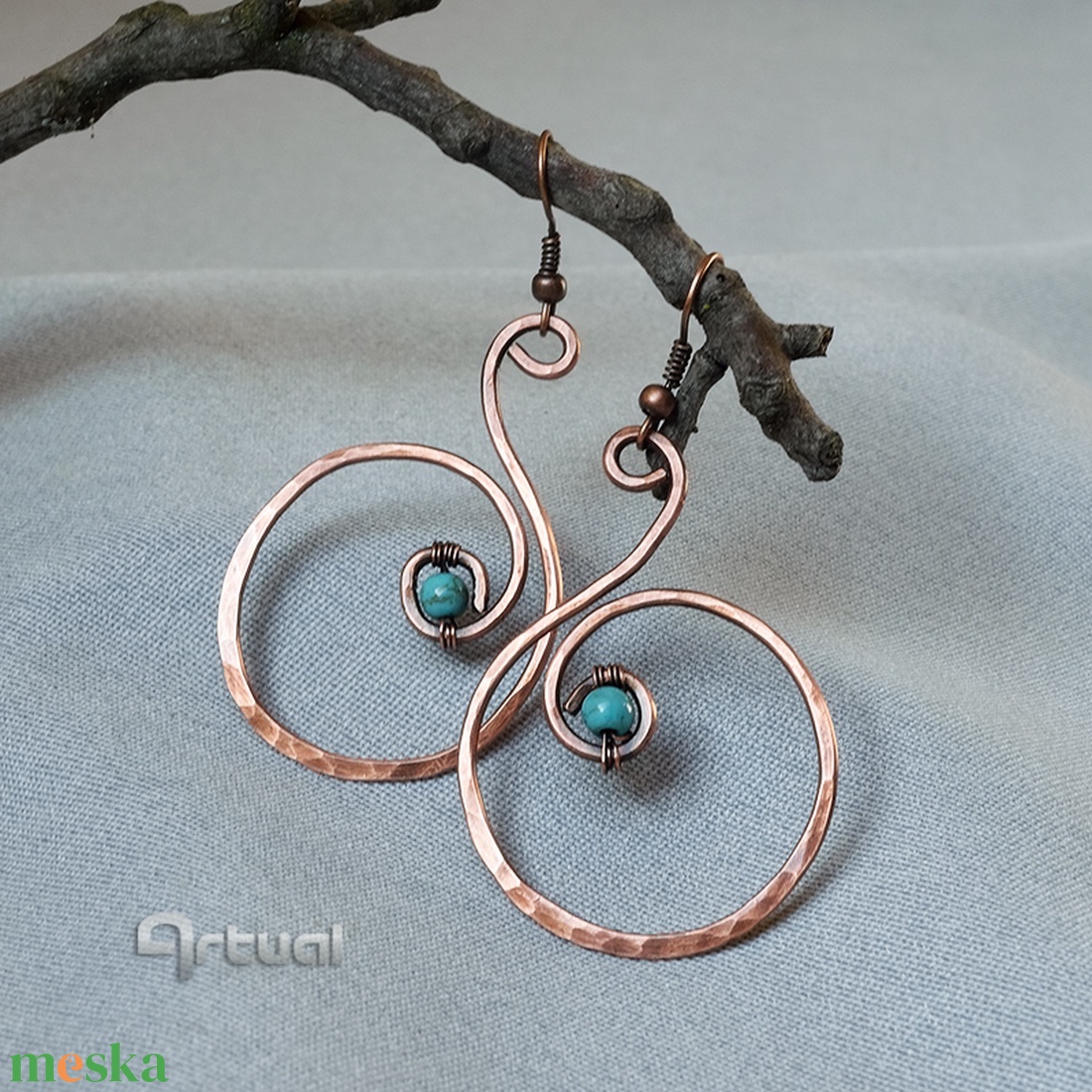 Kézműves kalapált vörösréz karika fülbevaló türkizgyönggyel  - ékszer - fülbevaló - karika fülbevaló - Meska.hu