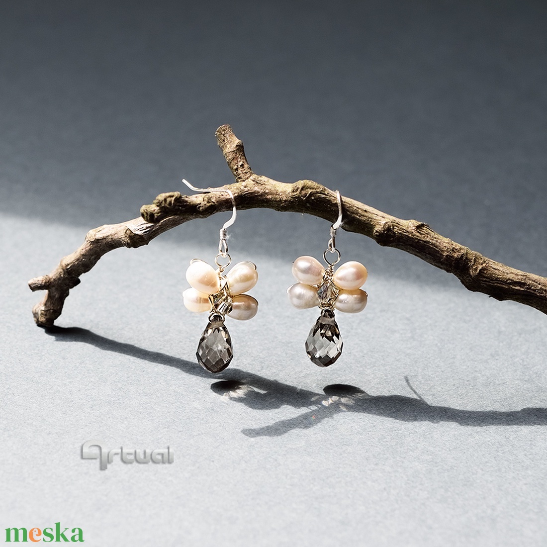 Fehér tenyésztett gyöngy fülbevaló csiszolt Swarovski gyönggyel - esküvő - ékszer - fülbevaló - Meska.hu Fehér tenyésztett gyöngy fülbevaló csiszolt Swarovski gyönggyel - esküvő - ékszer - fülbevaló - Meska.hu