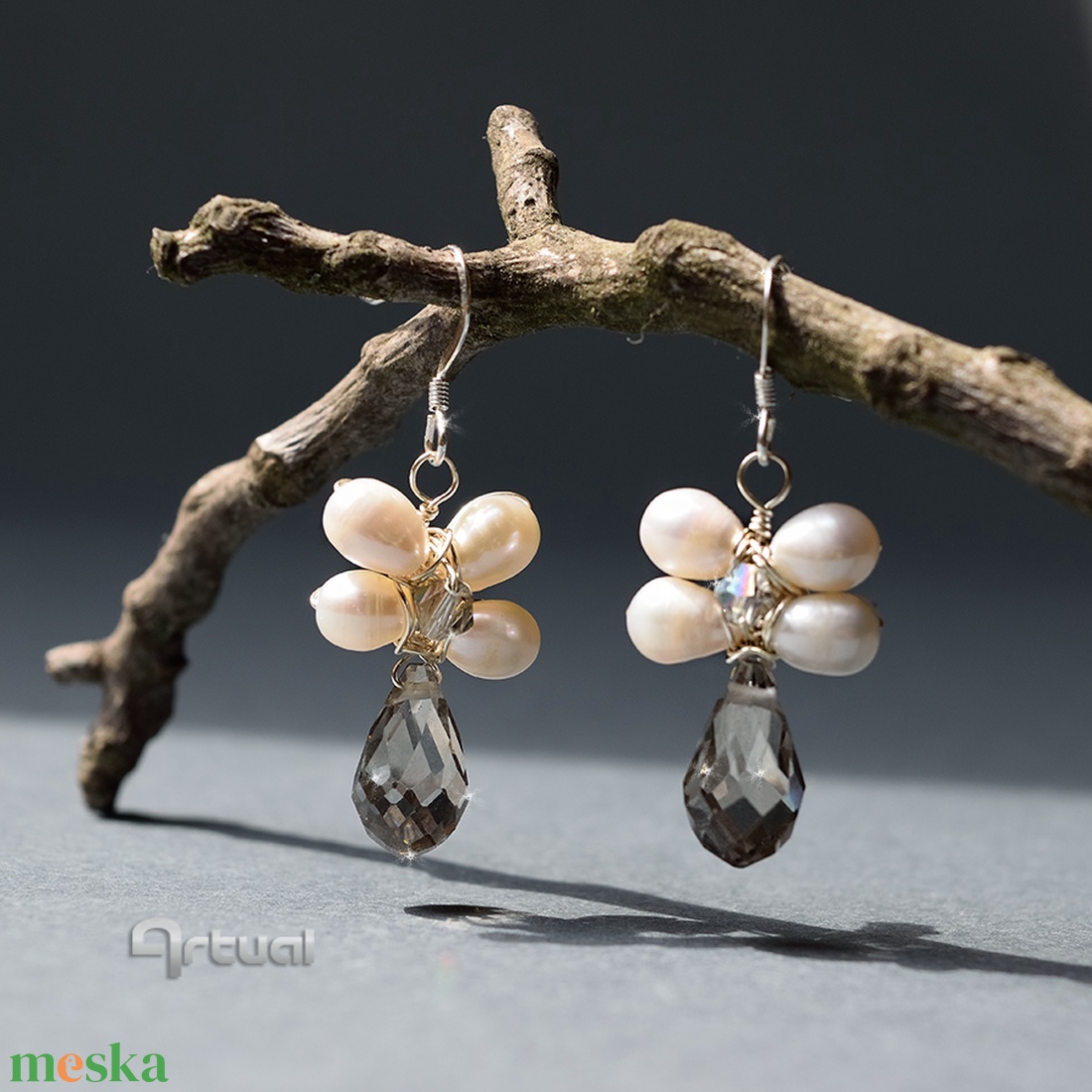 Fehér tenyésztett gyöngy fülbevaló csiszolt Swarovski gyönggyel - esküvő - ékszer - fülbevaló - Meska.hu Fehér tenyésztett gyöngy fülbevaló csiszolt Swarovski gyönggyel - esküvő - ékszer - fülbevaló - Meska.hu
