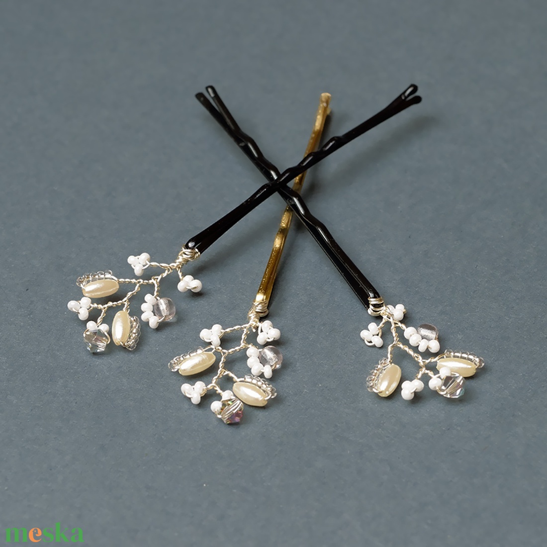 Apró fehér virágos esküvői hajcsat - esküvő - hajdísz - hajtű - Meska.hu