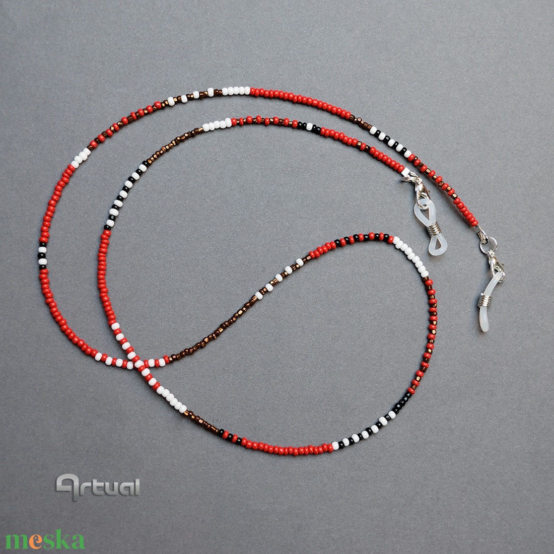 Boho stílusú gyöngyös szemüveglánc fekete, fehér, vörös és bronz gyöngyökkel - ékszer - szemüveglánc - Meska.hu Boho stílusú gyöngyös szemüveglánc fekete, fehér, vörös és bronz gyöngyökkel - ékszer - szemüveglánc - Meska.hu