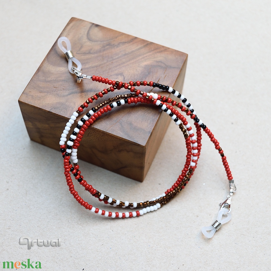 Boho stílusú gyöngyös szemüveglánc fekete, fehér, vörös és bronz gyöngyökkel - ékszer - szemüveglánc - Meska.hu Boho stílusú gyöngyös szemüveglánc fekete, fehér, vörös és bronz gyöngyökkel - ékszer - szemüveglánc - Meska.hu