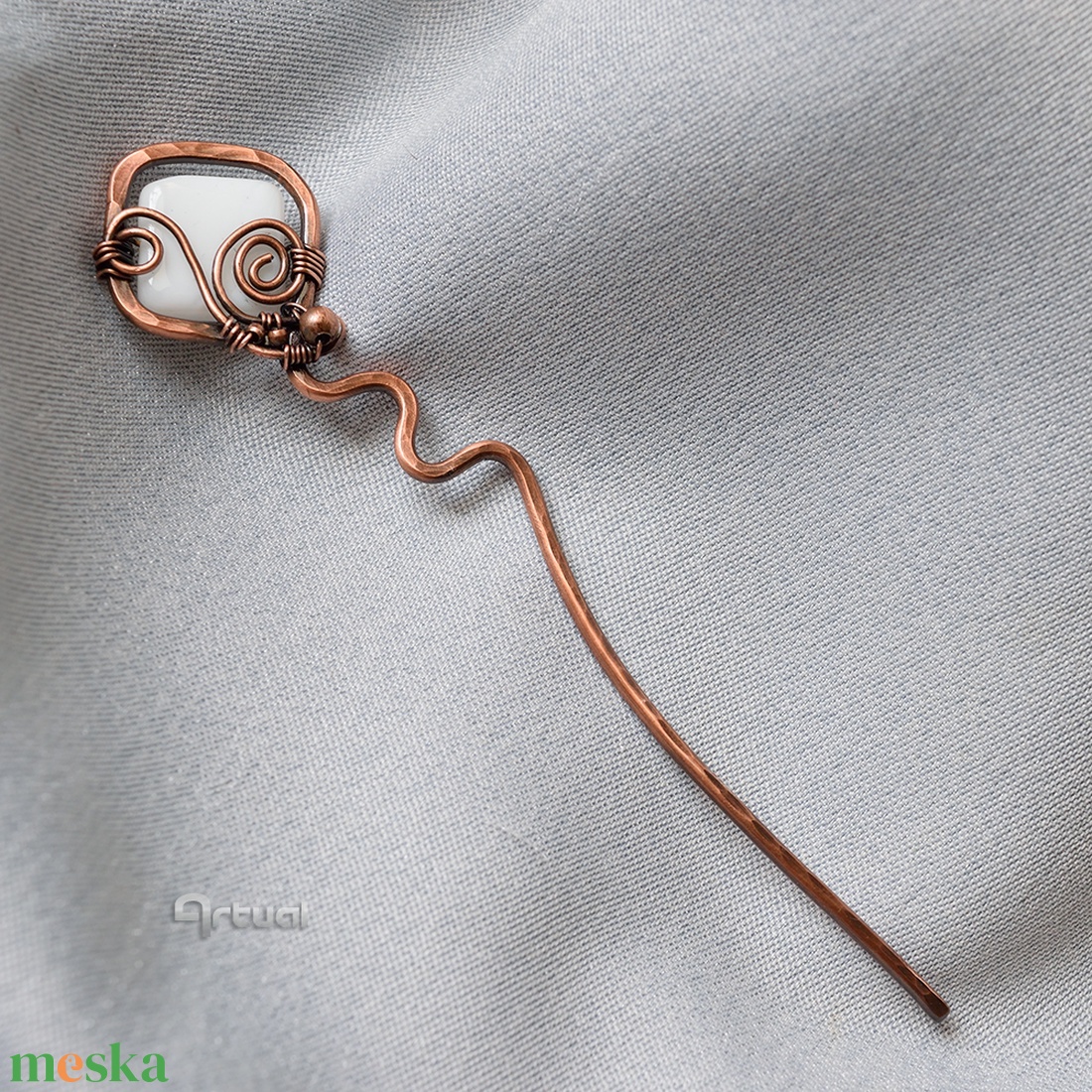 Kézműves réz hajtű fehér színű kocka gyönggyel - ruha & divat - hajdísz & hajcsat - hajcsat & hajtű - Meska.hu