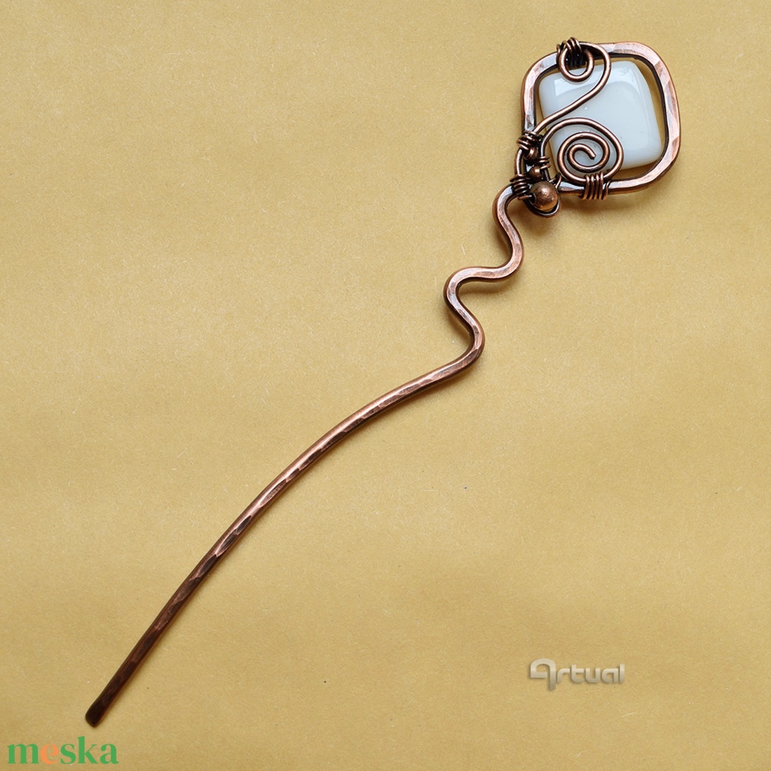 Kézműves réz hajtű fehér színű kocka gyönggyel - ruha & divat - hajdísz & hajcsat - hajcsat & hajtű - Meska.hu