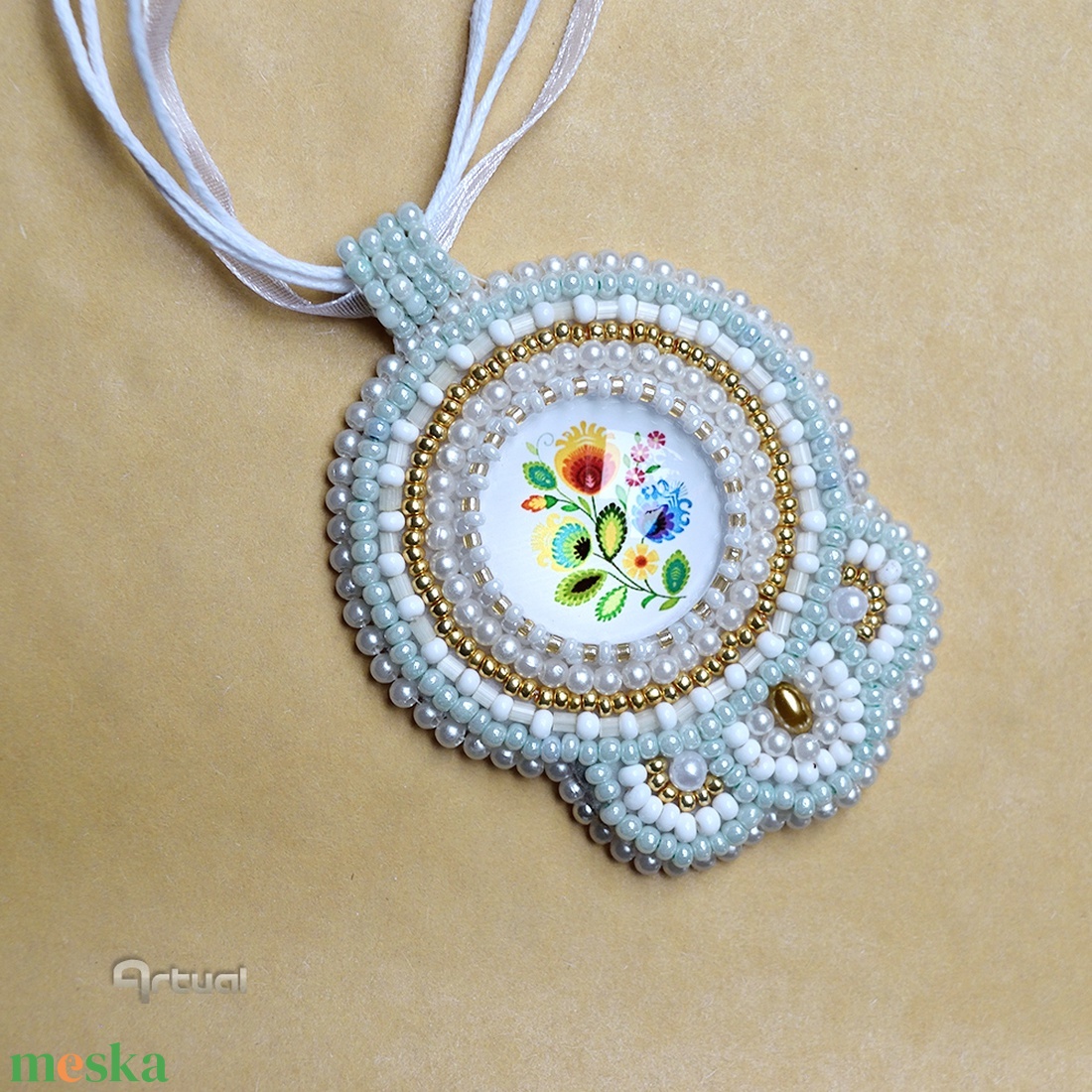 Egyedi hímzett medál fehér, arany kásagyöngyökkel és virágos üvegkabosonnal - ékszer - nyaklánc - medálos nyaklánc - Meska.hu