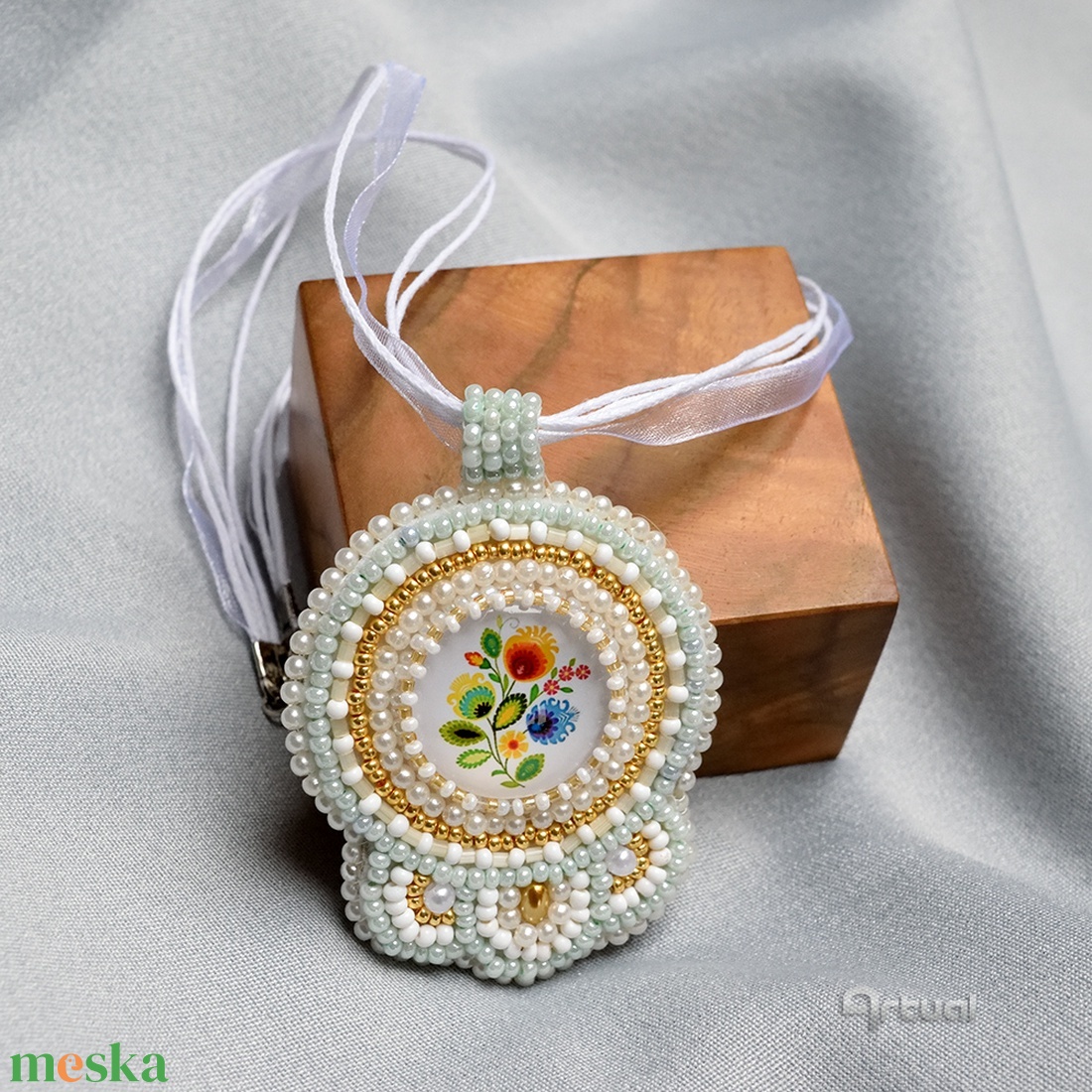 Egyedi hímzett medál fehér, arany kásagyöngyökkel és virágos üvegkabosonnal - ékszer - nyaklánc - medálos nyaklánc - Meska.hu