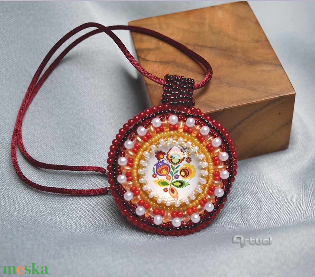 Egyedi gyöngyhímzett medál színes kásagyöngyökkel és magyaros virágmintás üvegkabosonnal - ékszer - nyaklánc - medálos nyaklánc - Meska.hu