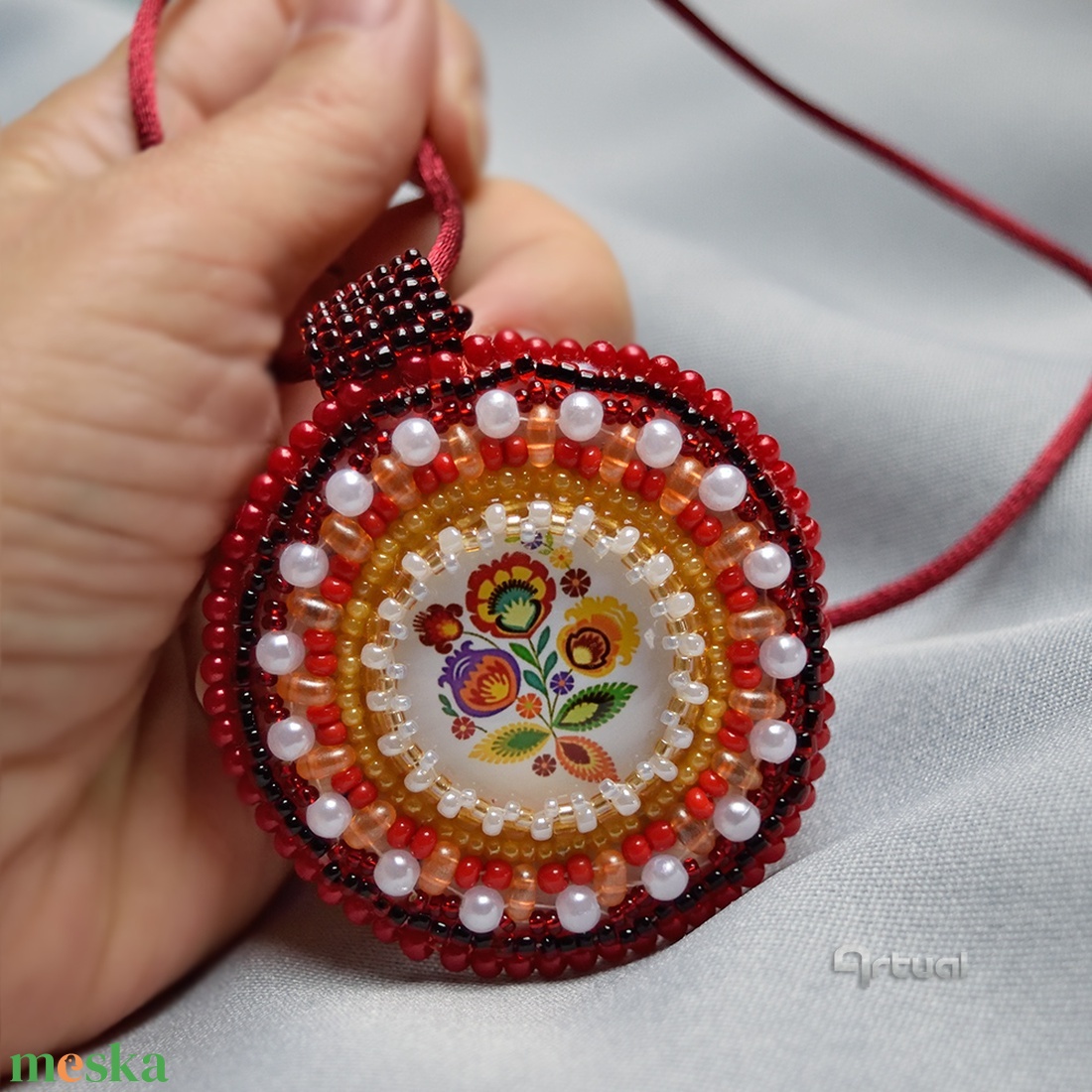Egyedi gyöngyhímzett medál színes kásagyöngyökkel és magyaros virágmintás üvegkabosonnal - ékszer - nyaklánc - medálos nyaklánc - Meska.hu