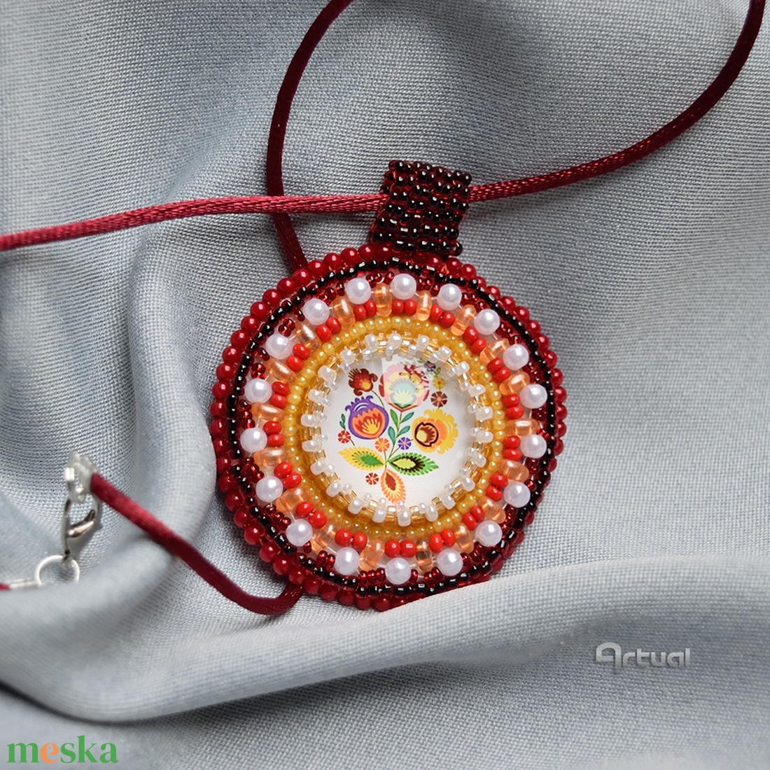 Egyedi gyöngyhímzett medál színes kásagyöngyökkel és magyaros virágmintás üvegkabosonnal - ékszer - nyaklánc - medálos nyaklánc - Meska.hu