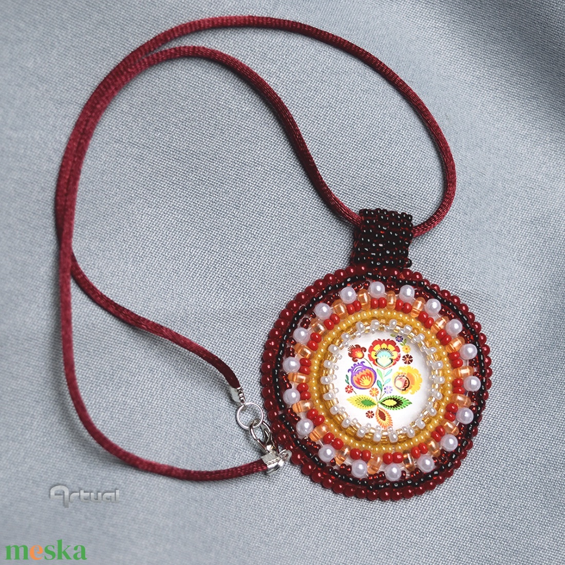 Egyedi gyöngyhímzett medál színes kásagyöngyökkel és magyaros virágmintás üvegkabosonnal - ékszer - nyaklánc - medálos nyaklánc - Meska.hu