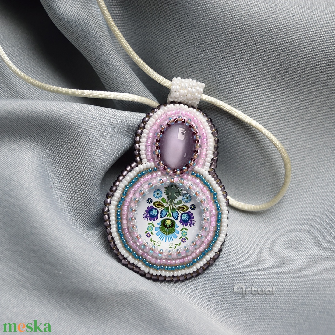 Egyedi hímzett medál színes kásagyöngyökkel, macskaszem és virágos üvegkabosonnal - ékszer - nyaklánc - medálos nyaklánc - Meska.hu