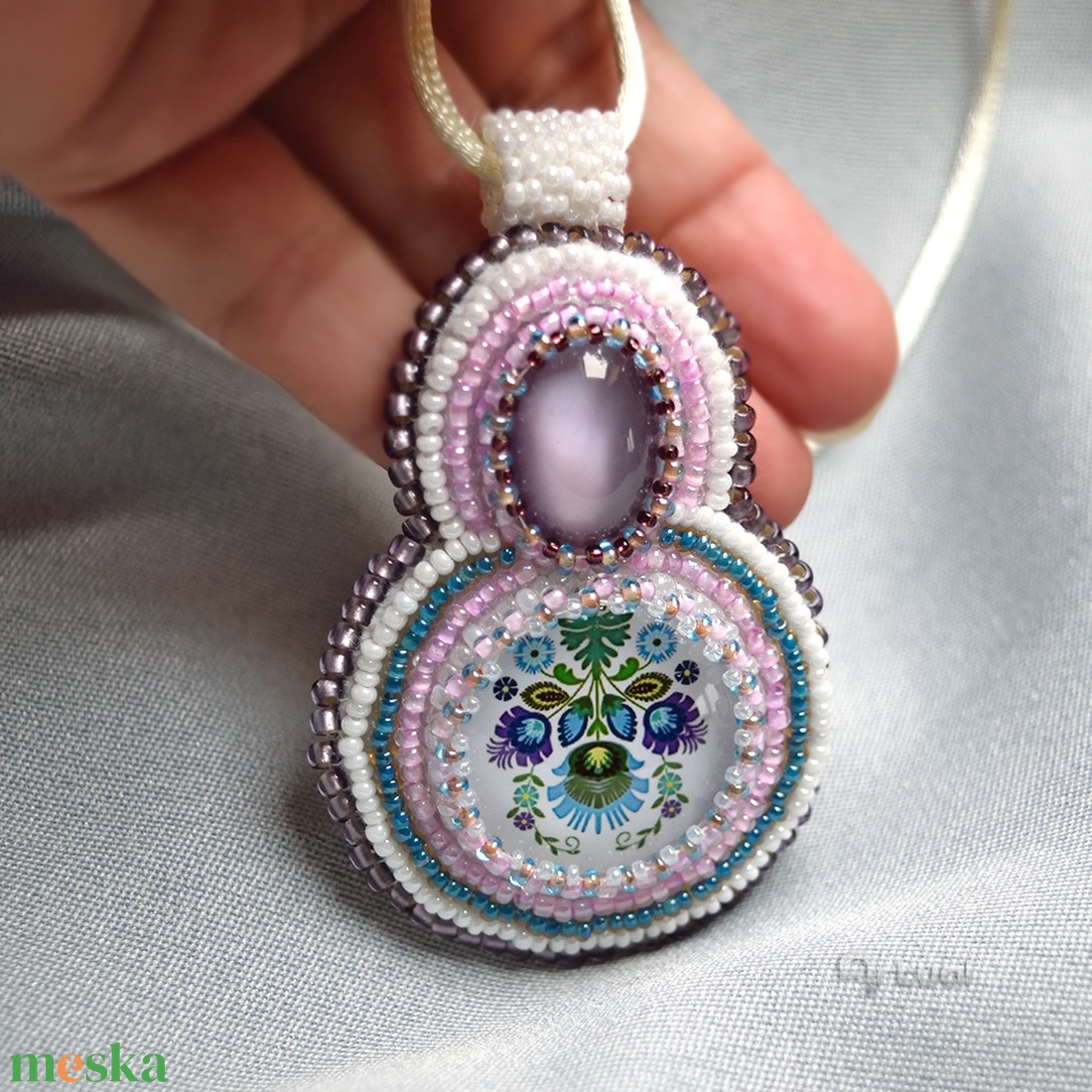 Egyedi hímzett medál színes kásagyöngyökkel, macskaszem és virágos üvegkabosonnal - ékszer - nyaklánc - medálos nyaklánc - Meska.hu
