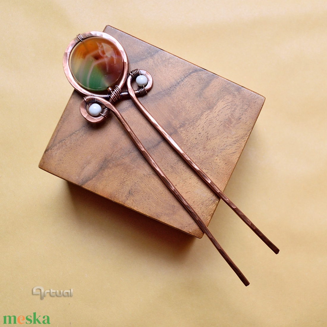 Kézműves réz hajtű fehér golyókkal és zöld-narancs acháttal - ruha & divat - hajdísz & hajcsat - hajcsat & hajtű - Meska.hu